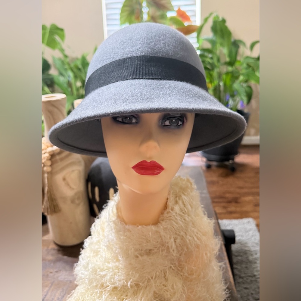 Chic Gray Women's Hat with Black Band 100% wool
